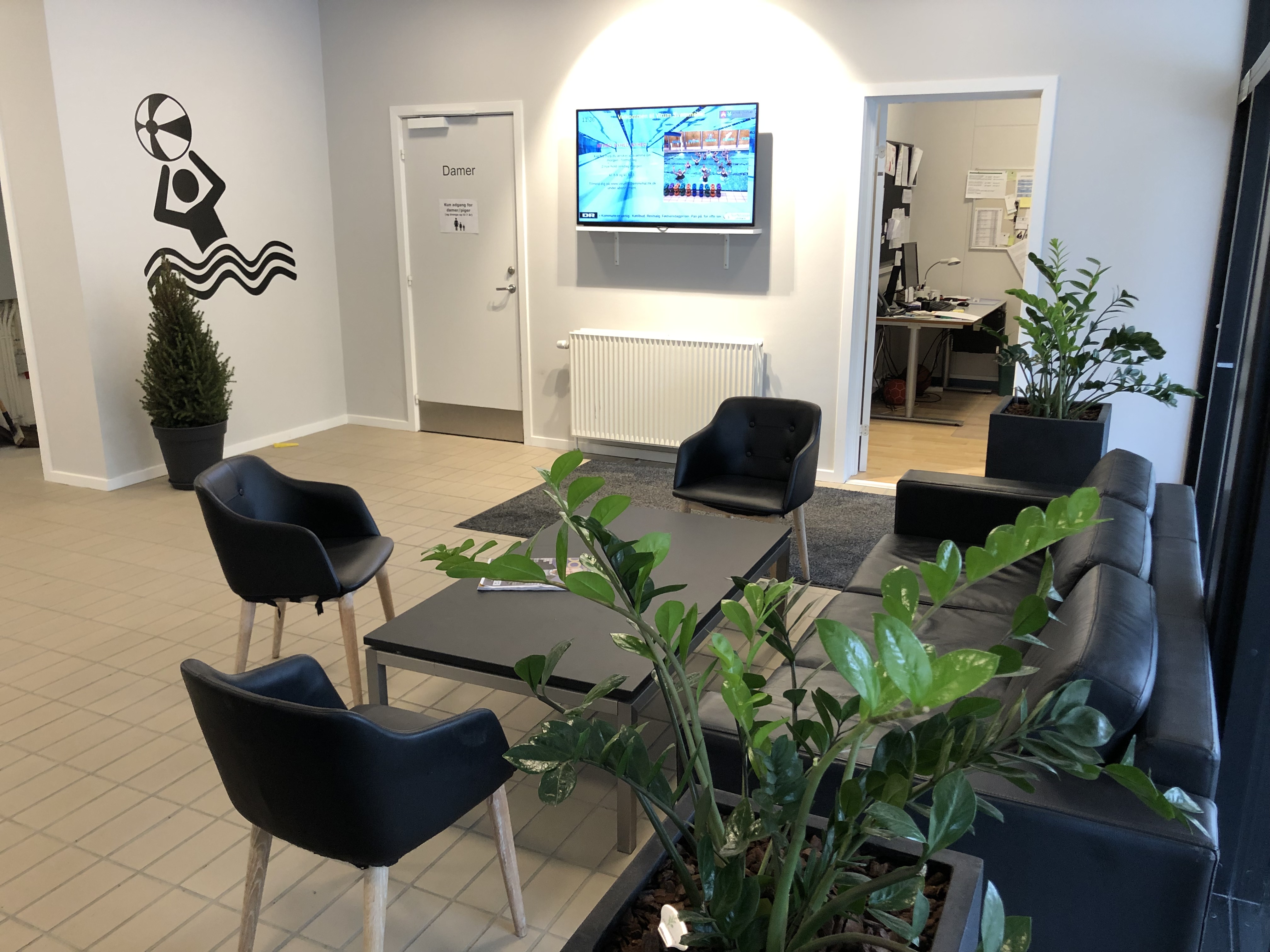 Billedet viser opholdsrummet i Virum Svømmehal